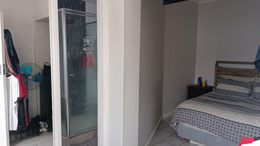  Bedroom Property for Sale in Zonnebloem Western Cape